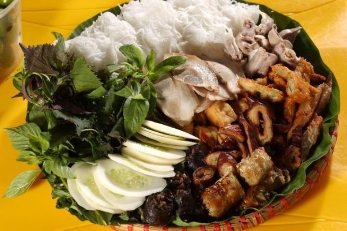 Mẹt bún đậu đầy đặn với nhiều loại topping hấp dẫn