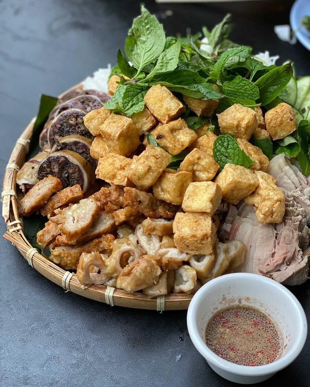 Mẹt bún đậu đầy đủ các loại rau ăn kèm tươi ngon