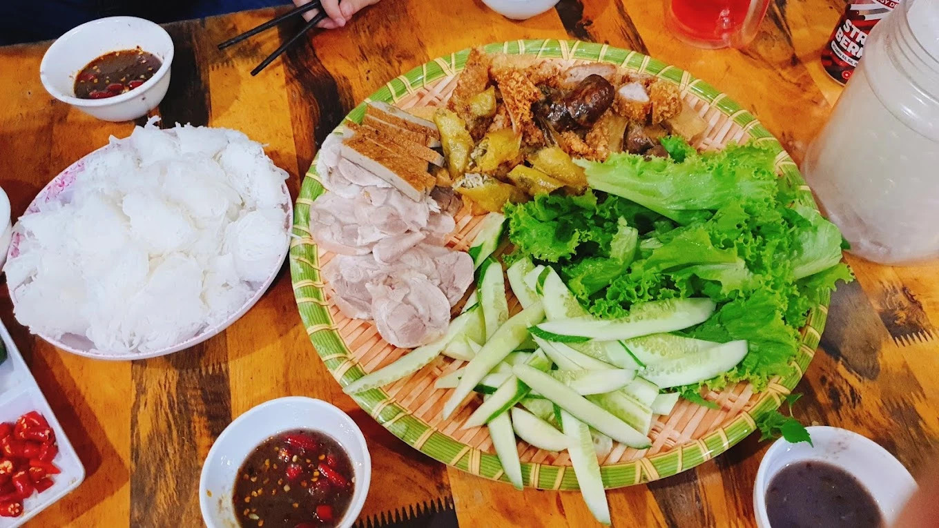 Mẹt bún đậu đầy đủ các loại topping