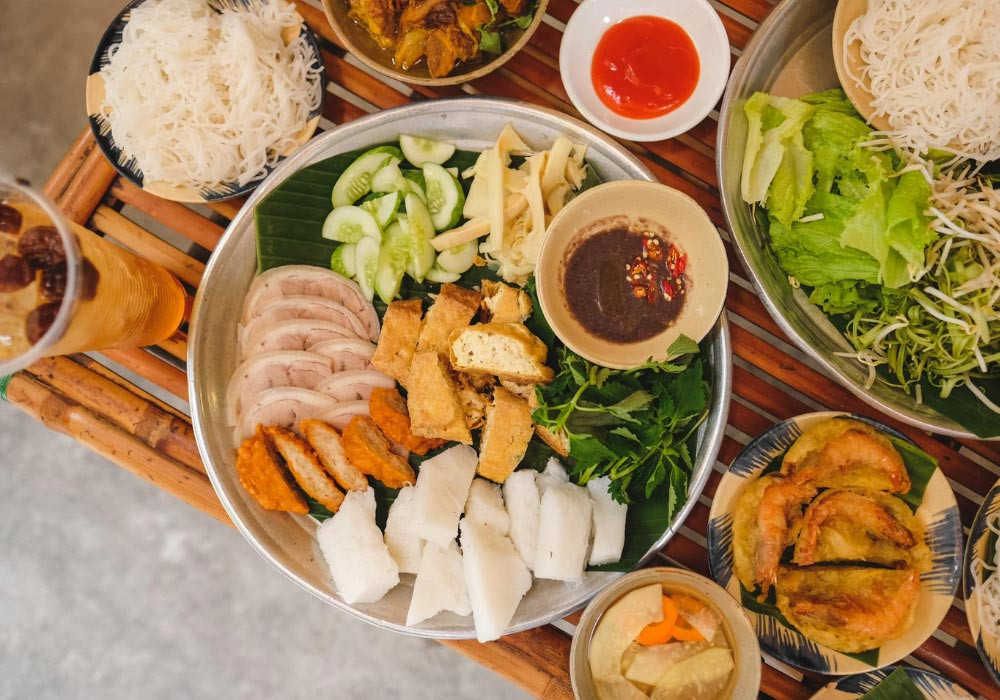 Mẹt bún đậu đầy đủ các món ăn kèm được bày trí đẹp mắt