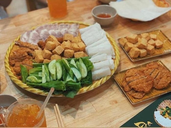 Mẹt bún đậu đầy đủ các món ăn kèm hấp dẫn
