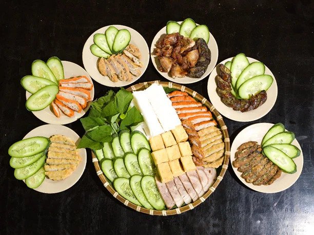 Mẹt bún đậu đầy đủ các topping ăn kèm