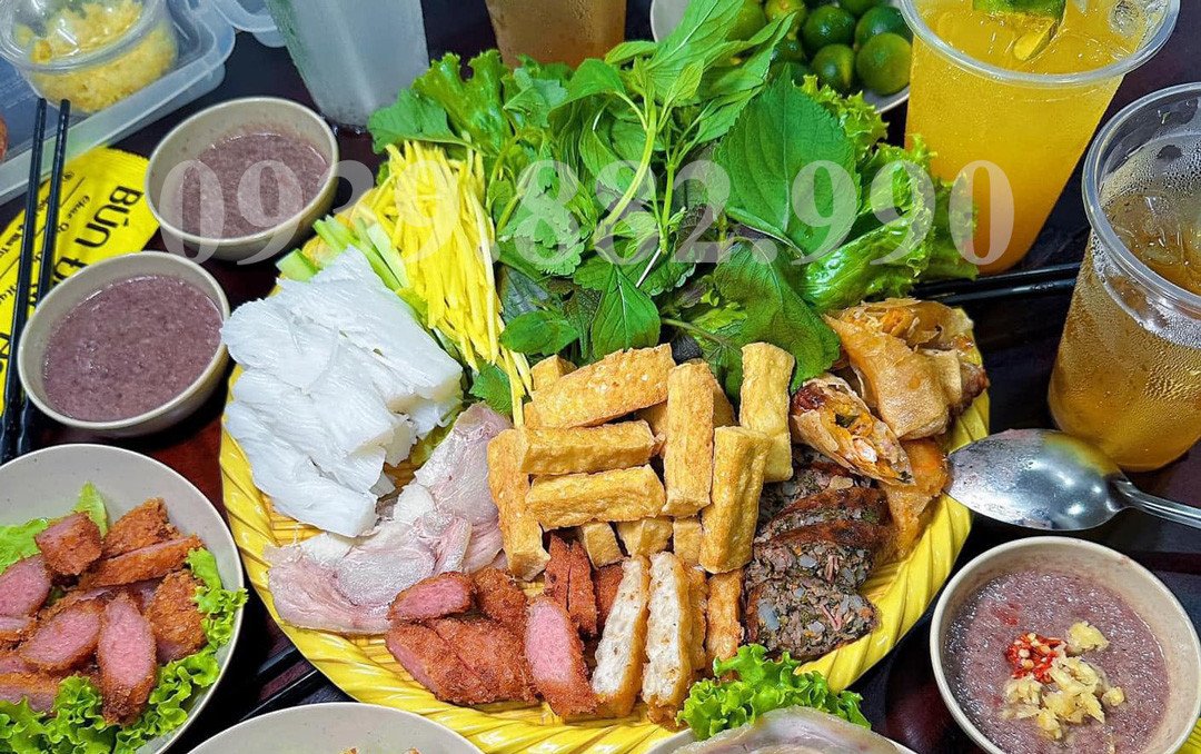 Mẹt bún đậu đầy đủ topping, có thêm hải sản đặc trưng Nha Trang