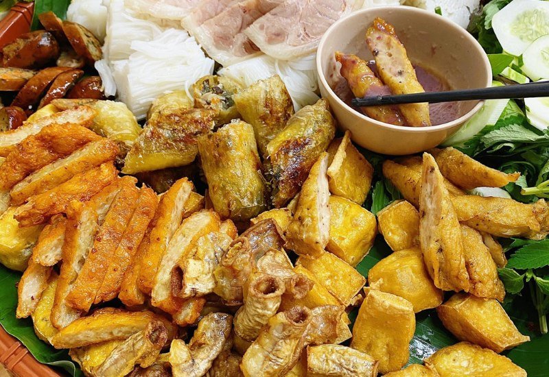 Mẹt bún đậu đầy đủ topping đặc trưng vùng đất Cảng
