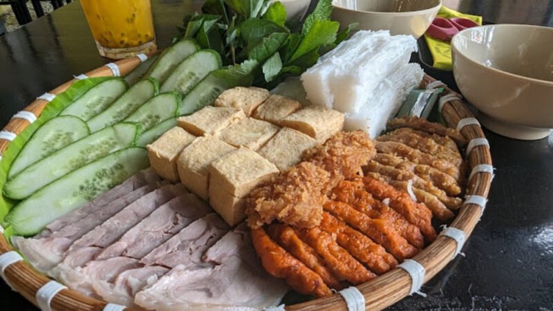 Mẹt bún đậu đầy đủ topping, đậu hũ chiên vàng rụm và bún lá mềm mại