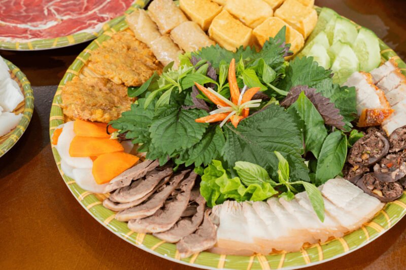 Mẹt bún đậu đầy đủ topping được bày trí đẹp mắt