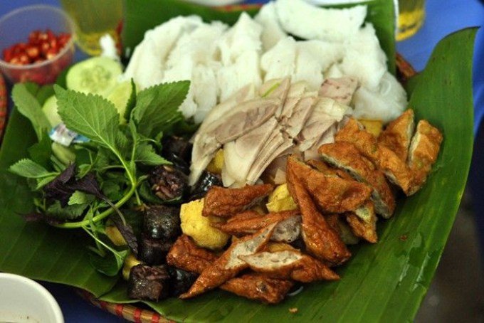 Mẹt bún đậu đầy đủ topping hấp dẫn với đậu rán vàng và bún tươi