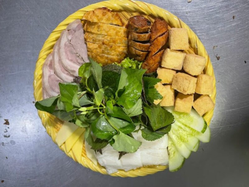 Mẹt bún đậu đầy đủ topping, mắm tôm đậm đà, có thể điều chỉnh vị theo ý thích