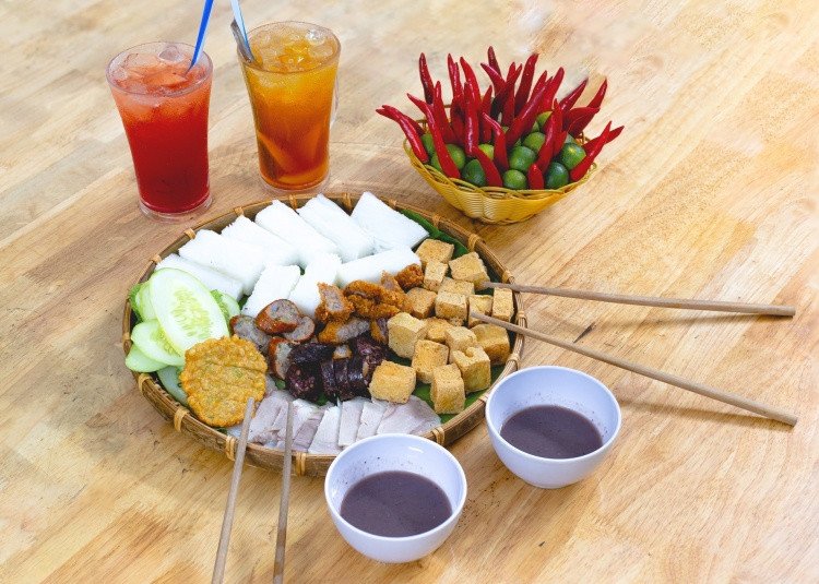 Mẹt bún đậu đầy đủ topping và rau sống tươi ngon