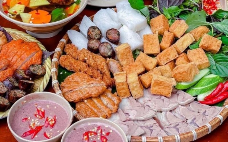 Mẹt bún đậu đầy đủ topping và rau thơm tươi ngon