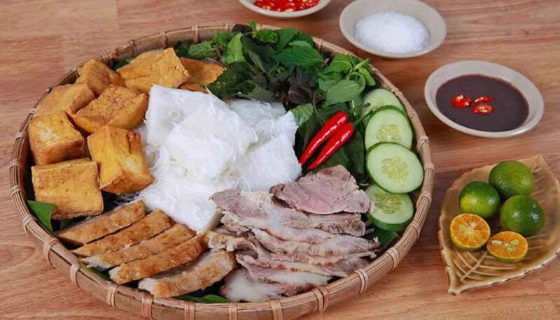 Mẹt bún đậu đầy đủ topping với đậu chiên vàng ruộm