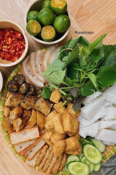 Mẹt bún đậu đầy đủ topping với màu sắc hấp dẫn