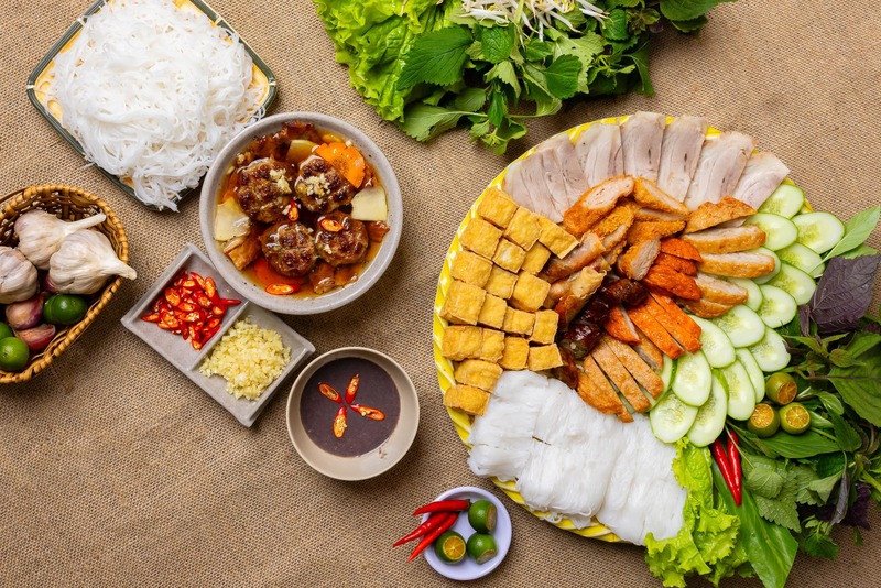 Mẹt bún đậu đầy đủ với các món ăn kèm phong phú, màu sắc bắt mắt