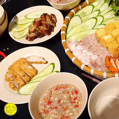Mẹt bún đậu đầy đủ với chén mắm tôm tím sóng sánh