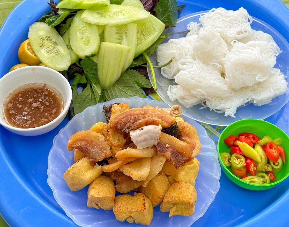 Mẹt bún đậu được trang trí thêm tóp mỡ giòn rụm