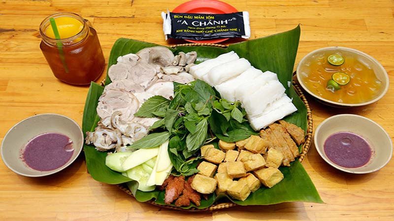 Mẹt bún đậu được trình bày đẹp mắt với nhiều topping đa dạng