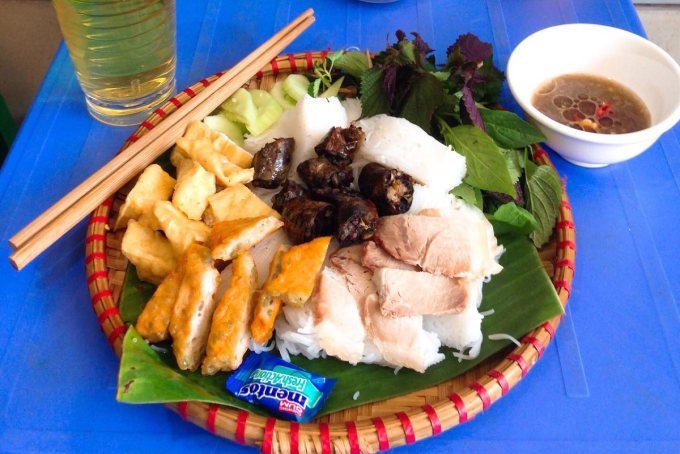 Mẹt bún đậu được trình bày gọn gàng trên một chiếc mẹt tre truyền thống