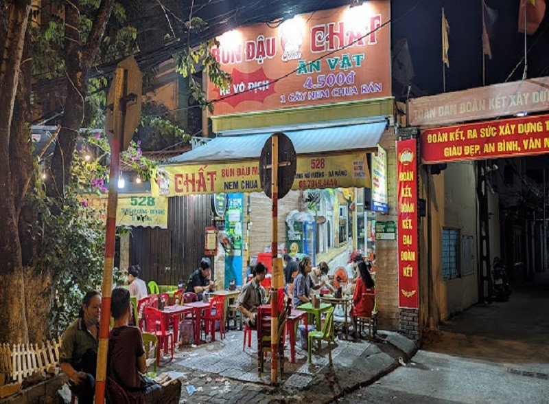 Mẹt bún đậu mắm tôm bình dân tại một quán ăn ở Đà Nẵng