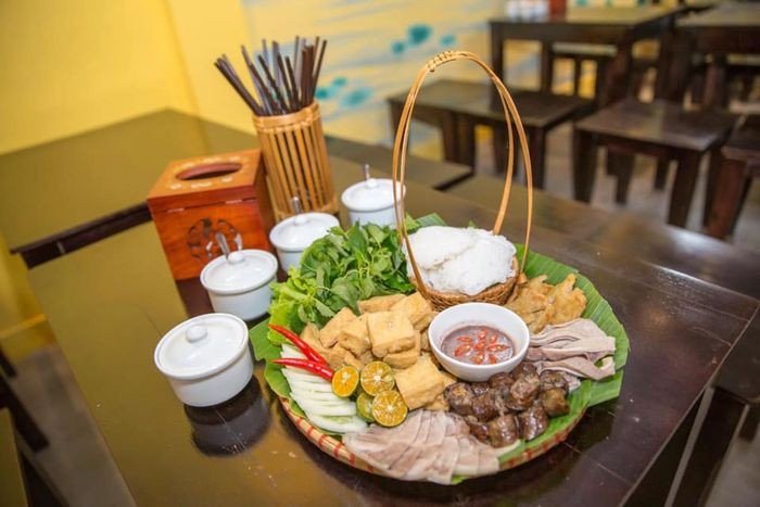 Mẹt bún đậu mắm tôm dân dã được bày trên bàn ăn gỗ mộc mạc