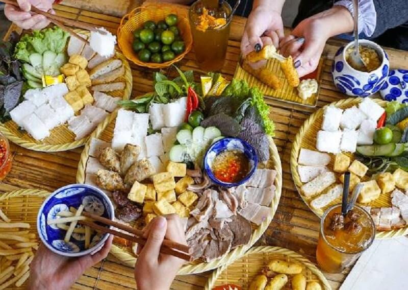 Mẹt bún đậu mắm tôm đầy đặn với các loại topping được bày biện đẹp mắt