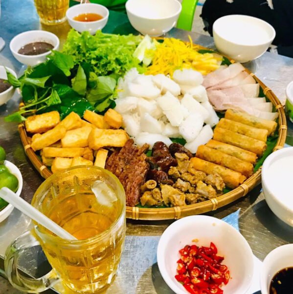 Mẹt bún đậu mắm tôm đầy đặn với các món ăn kèm hấp dẫn