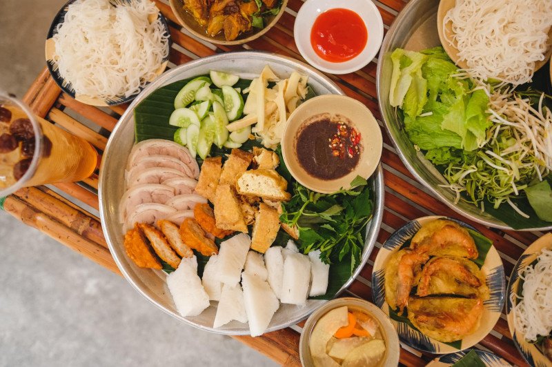 Mẹt bún đậu mắm tôm đầy đủ các loại topping đặc trưng của ẩm thực miền Bắc tại Sài Gòn