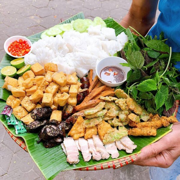 Mẹt bún đậu mắm tôm đầy đủ topping, màu sắc hài hòa