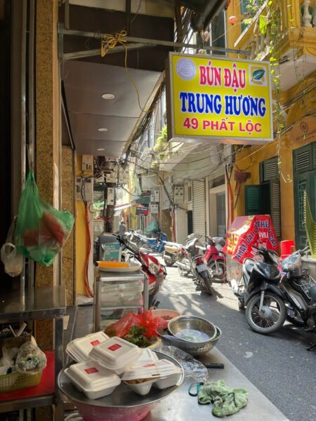 Mẹt bún đậu mắm tôm đầy đủ topping tại quán ăn lâu đời