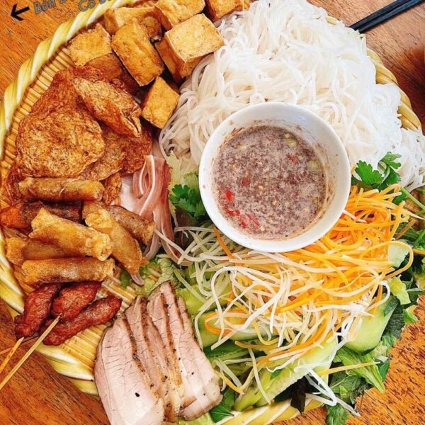 Mẹt bún đậu mắm tôm đầy đủ topping thơm ngon tại quán