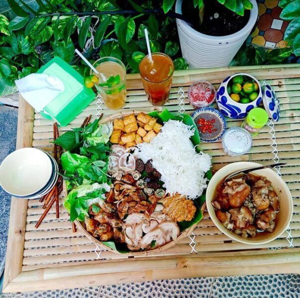Mẹt bún đậu mắm tôm đầy đủ topping với đậu phụ vàng ươm và rau tươi