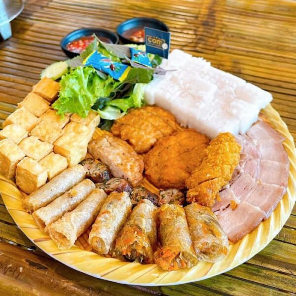 Mẹt bún đậu mắm tôm được bày trí tinh tế với đậu rán vàng, bún tươi và rau sống