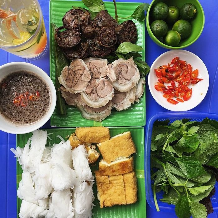 Mẹt bún đậu mắm tôm được trang trí đẹp mắt với các loại rau thơm