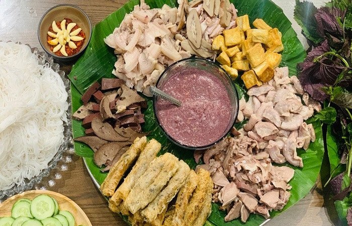 Mẹt bún đậu mắm tôm được trình bày đẹp mắt trên mẹt tre