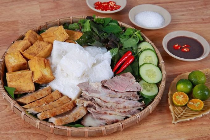 Mẹt bún đậu mắm tôm truyền thống với đậu rán vàng và các món ăn kèm