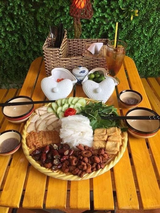 Mẹt bún đậu mắm tôm với rau tươi và đậu rán nóng hổi