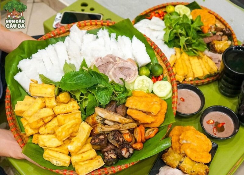 Mẹt bún đậu thập cẩm đầy đặn với đậu rán và các món ăn kèm chất lượng