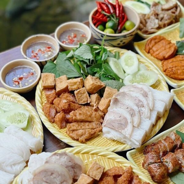 Mẹt bún đậu thập cẩm với các món ăn kèm chiên rán hấp dẫn