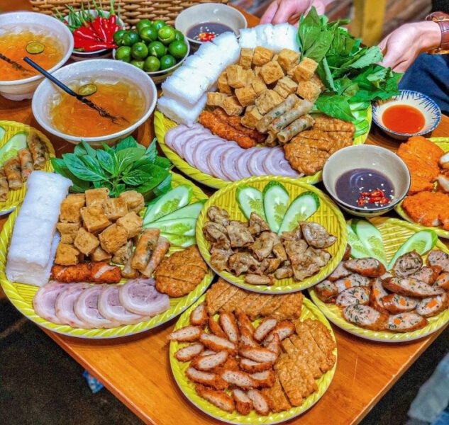 Mẹt bún đậu thập cẩm với các topping chiên vàng hấp dẫn