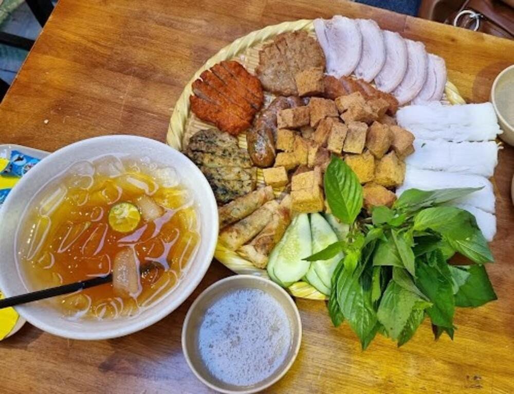 Mẹt bún đậu thập cẩm với dồi sụn, nem rán, chả cốm và nhiều loại topping khác