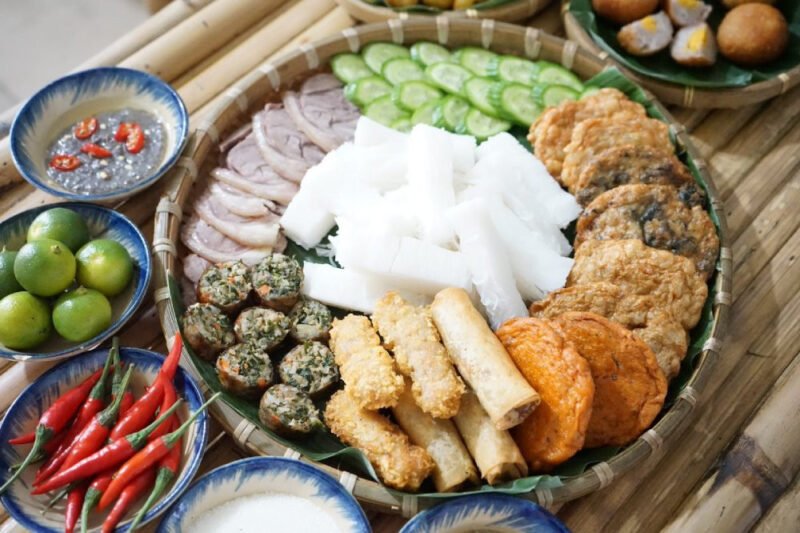 Mẹt bún đậu truyền thống với đậu rán vàng giòn và các món ăn kèm