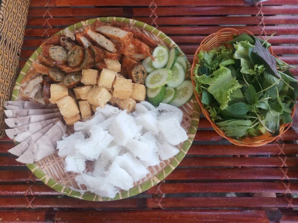 Mẹt bún đậu với các loại rau thơm tươi xanh được bày biện đẹp mắt