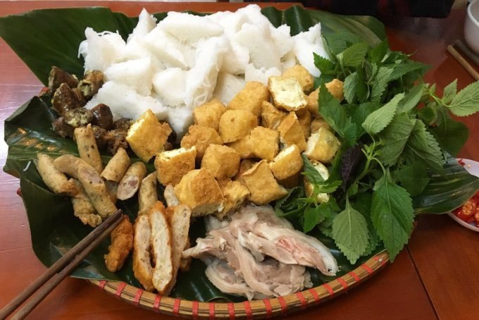 Mẹt bún đậu với đậu phụ chiên vàng và các món ăn kèm hấp dẫn