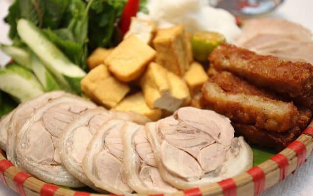 Mẹt bún đậu với đầy đủ các món ăn kèm
