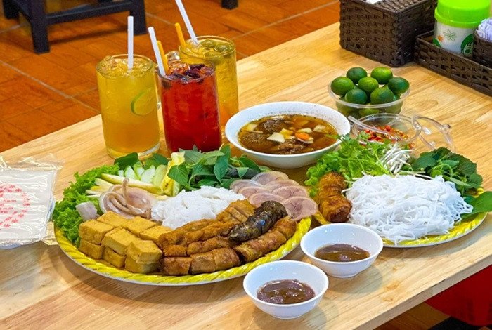 Mẹt bún đậu với nhiều loại topping đa dạng khác nhau
