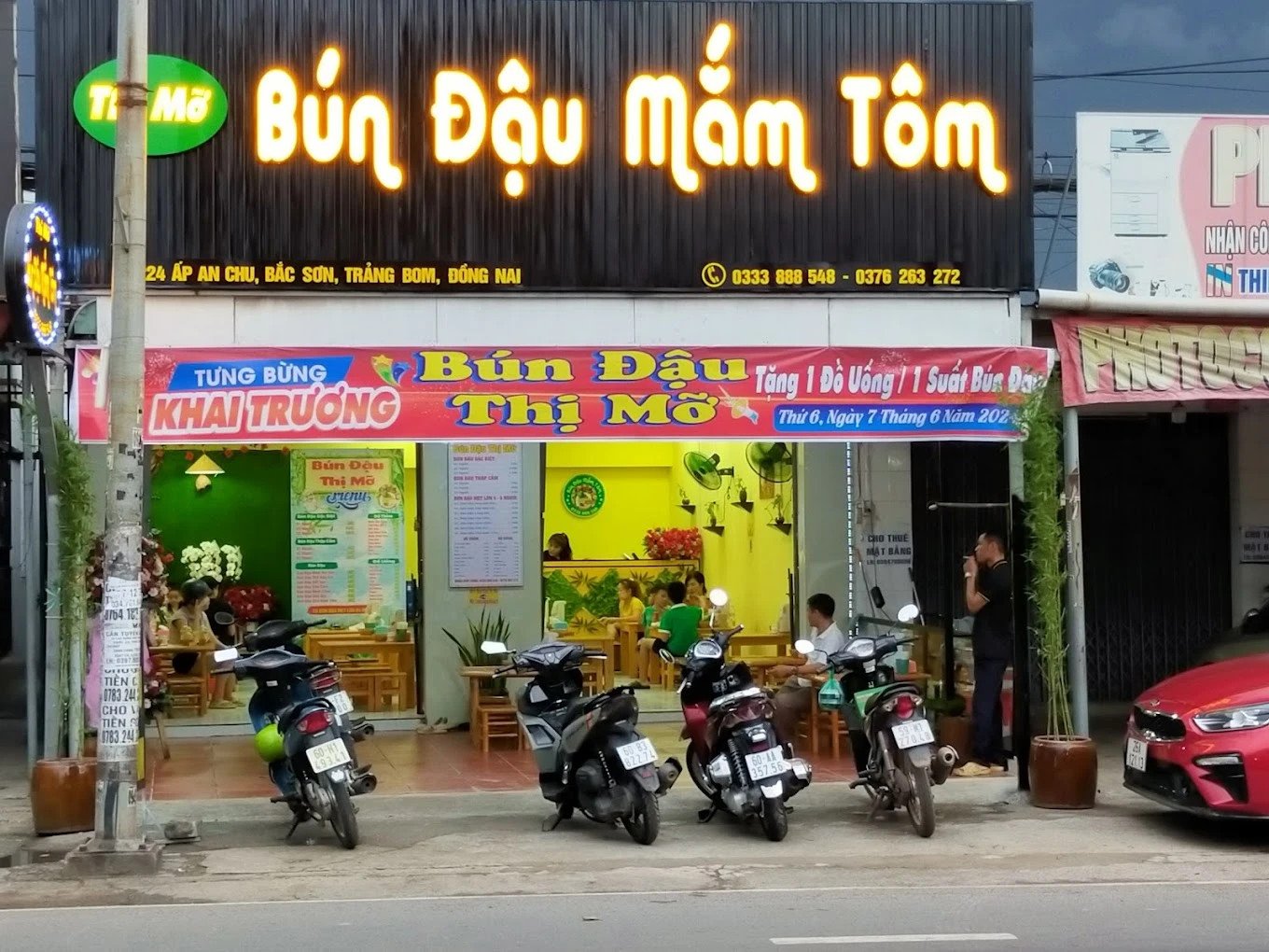Món ăn được bày trí đẹp mắt trên mẹt tre