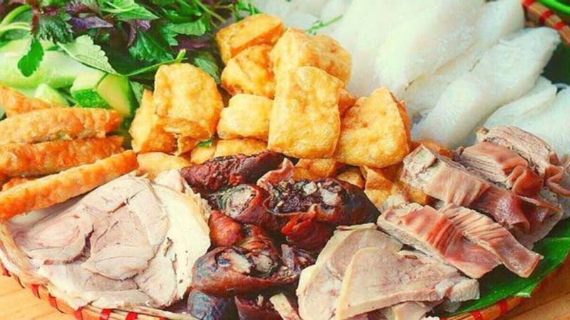 Món ăn được bày trí đẹp mắt với đầy đủ các thành phần đi kèm