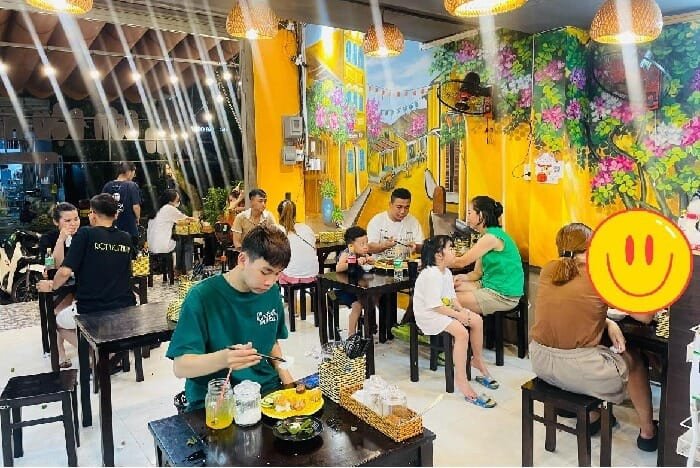 Món ăn được trình bày đầy đặn với nhiều loại topping