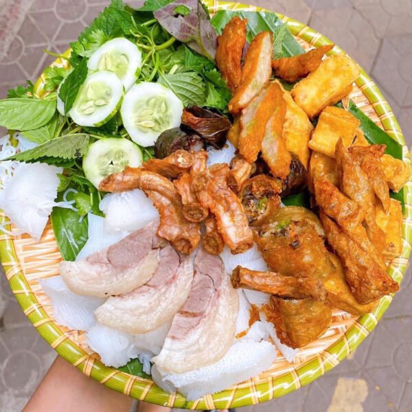 Món bún đậu đầy đủ topping được bày trên mẹt tre truyền thống