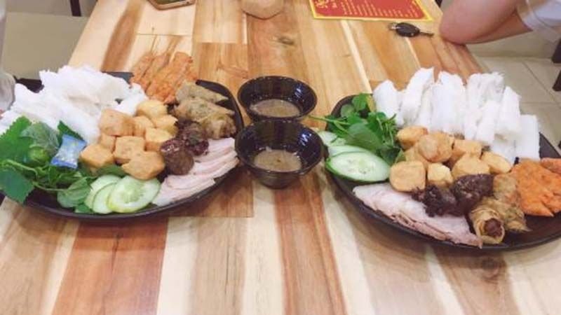 Món bún đậu được bày trí hấp dẫn với đầy đủ nguyên liệu