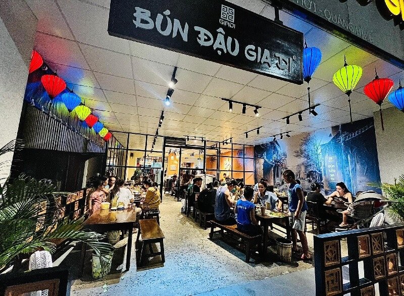 Món bún đậu được trình bày đẹp mắt với các loại topping đa dạng